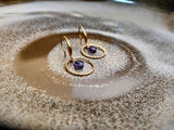 Boucles d'oreilles pendantes anneau texturé doré pendentif goutte facetté violet Sophie bijoux