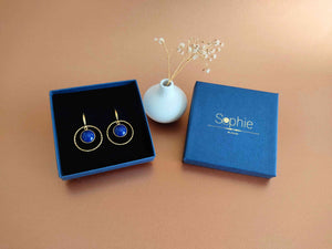 Boucles d'oreilles pendantes anneau texturé doré pendentif bleu marine Sophie bijoux