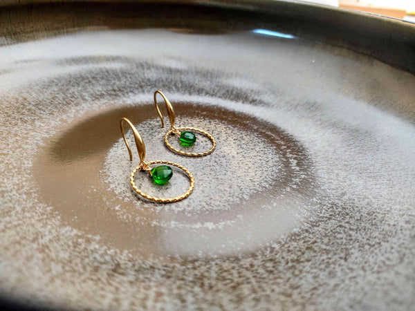 Boucles d'oreilles pendantes anneau texturé doré pendentif goutte facetté vert acidulé Sophie bijoux