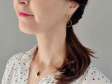 Boucles d'oreilles pendantes anneau texturé doré pendentif goutte facetté vert acidulé Sophie bijoux