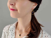 Boucles d'oreilles pendantes anneau texturé doré pendentif goutte facetté violet Sophie bijoux