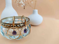 Boucles d'oreilles pendantes anneau texturé doré pendentif goutte facetté violet Sophie bijoux