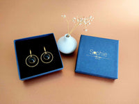 Boucles  d'oreilles pendantes anneau texturé doré pendentif noir Sophie bijoux