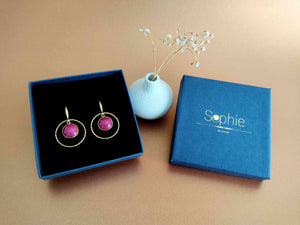 Boucles d'oreilles pendantes anneau texturé doré pendentif pourpre violet Sophie bijoux