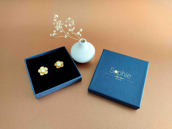 boucles oreilles fleurs or nacre blanche écrin sophie bijoux