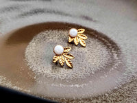 boucles d'oreilles devant derrière amovibles modulables feuille or et nacre blanche Sophie Bijoux