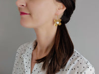 boucles d'oreilles fleurs acier inoxydable et émail blanc Sophie Bijoux