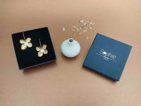 boucles d'oreilles fleurs acier inoxydable et émail blanc écrin Sophie Bijoux