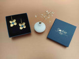 boucles d'oreilles fleur acier inoxydable et émail bleu Sophie Bijoux