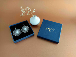 boucles oreilles pendantes fleurs argenté nacre blanche écrin Sophie bijoux