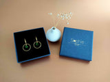 Boucles d'oreilles pendantes anneau texturé doré pendentif goutte facetté vert acidulé Sophie bijoux