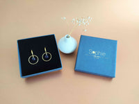 Boucles d'oreilles pendantes anneau texturé doré pendentif goutte facetté violet Sophie bijoux