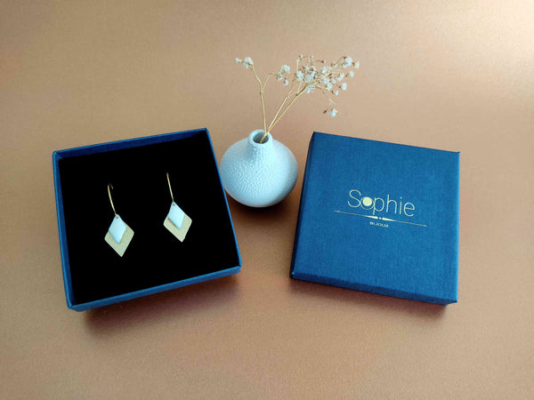 boucles d'oreilles pendantes losange effet pailleté doré et blanc Sophie Bijoux