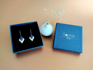 boucles d'oreilles pendantes losange effet pailleté doré et bleu marine Sophie Bijoux