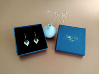boucles d'oreilles pendantes losange effet pailleté doré et noir Sophie Bijoux