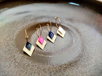 boucles d'oreilles pendantes losange effet pailleté doré et noir, blanc bleu marine et rose Sophie Bijoux