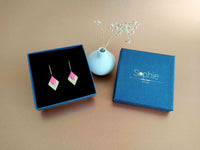 boucles d'oreilles pendantes losange effet pailleté doré et rose Sophie Bijoux