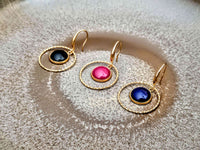 Boucles  d'oreilles pendantes anneau texturé doré pendentif noir  pourpre bleu marine Sophie bijoux