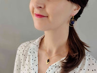 Boucles d'oreilles pendantes anneau texturé doré pendentif bleu marine Sophie bijoux