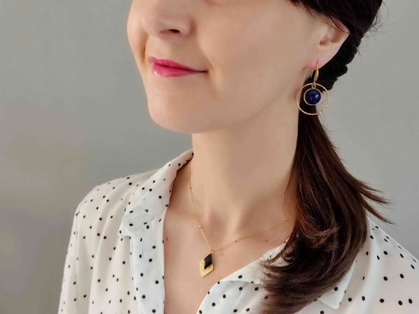 Boucles d'oreilles pendantes anneau texturé doré pendentif bleu marine Sophie bijoux