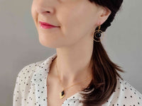 Boucles  d'oreilles pendantes anneau texturé doré pendentif noir Sophie bijoux