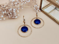 Boucles d'oreilles pendantes anneau texturé doré pendentif bleu marine Sophie bijoux