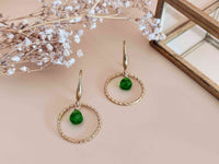 Boucles d'oreilles pendantes anneau texturé doré pendentif goutte facetté vert acidulé Sophie bijoux