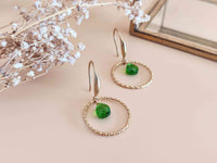 Boucles d'oreilles pendantes anneau texturé doré pendentif goutte facetté vert acidulé Sophie bijoux