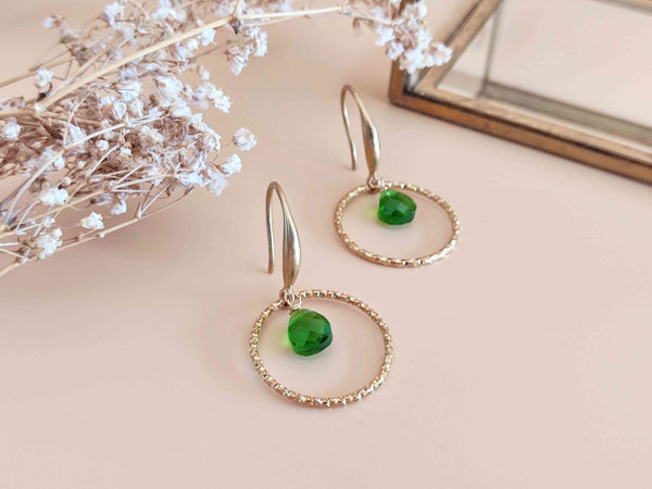 Boucles d'oreilles pendantes anneau texturé doré pendentif goutte facetté vert acidulé Sophie bijoux
