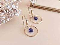 Boucles d'oreilles pendantes anneau texturé doré pendentif goutte facetté violet Sophie bijoux
