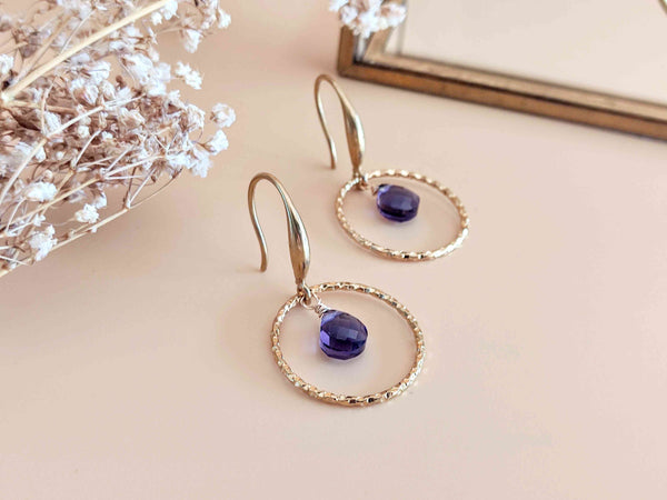 Boucles d'oreilles pendantes anneau texturé doré pendentif goutte facetté violet Sophie bijoux