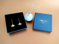 boucles oreilles pendantes ginkgo doré goutte blanche Sophie Bijoux