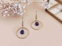 Boucles d'oreilles pendantes anneau texturé doré pendentif goutte facetté violet Sophie bijoux