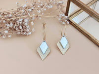 boucles d'oreilles pendantes losange effet pailleté doré et blanc Sophie Bijoux