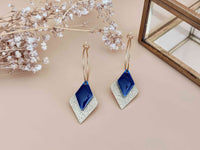 boucles d'oreilles pendantes losange effet pailleté doré et bleu marine Sophie Bijoux