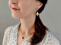 boucles d'oreilles pendantes losange effet pailleté doré et blanc Sophie Bijoux