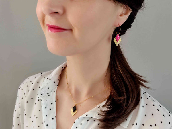 boucles d'oreilles pendantes losange effet pailleté doré et rose Sophie Bijoux