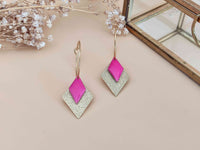 boucles d'oreilles pendantes losange effet pailleté doré et rose Sophie Bijoux