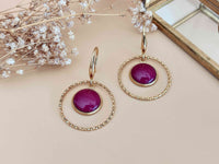 Boucles d'oreilles pendantes anneau texturé doré pendentif pourpre violet Sophie bijoux