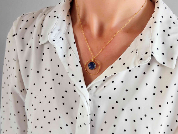 collier pendentif facetté lapis lazuli acier inoxydable doré sophie bijoux porté