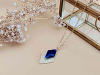 collier pendentif losange effet pailleté or et bleu marine Sophie Bijoux