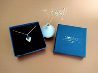 collier pendentif losange effet pailleté or et bleu marine Sophie Bijoux