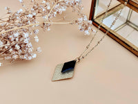 collier pendentif losange effet pailleté or et noir Sophie Bijoux