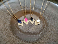 collier pendentif losange effet pailleté or et noir, blanc, rose et bleu marine Sophie Bijoux