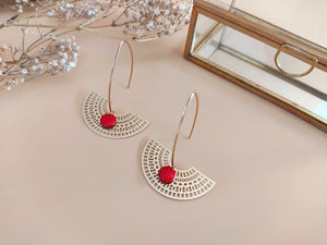 boucles d'oreilles pendantes demi-lune ajourées rouge