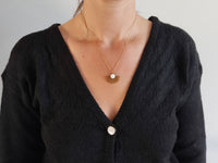 collier pendentif demi-lune nacre blanche porté