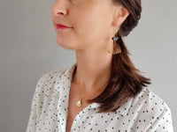 boucles oreilles créoles cloche demi lune noire portées sophie bijoux