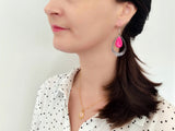 boucles d'oreilles pendantes forme goutte fuchsia portées Sophie bijoux