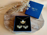 coffret cadeau parure boucles d'oreilles et collier pendentif nacre