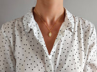 collier pendentif allongé quartz rose porté sophie bijoux